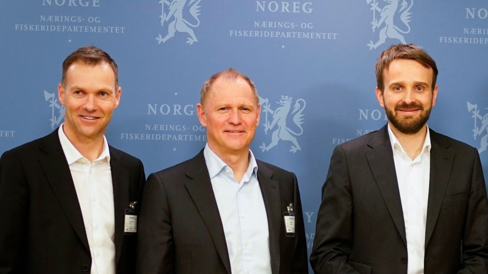 Beyonder-sjef Svein Kvernstuen (t.v.) og  Morrow-sjef Lars Christian Bacher er i gang med å bygge batterifabrikker. Her sammen med næringsminister Jan Christian Vestre (Ap).