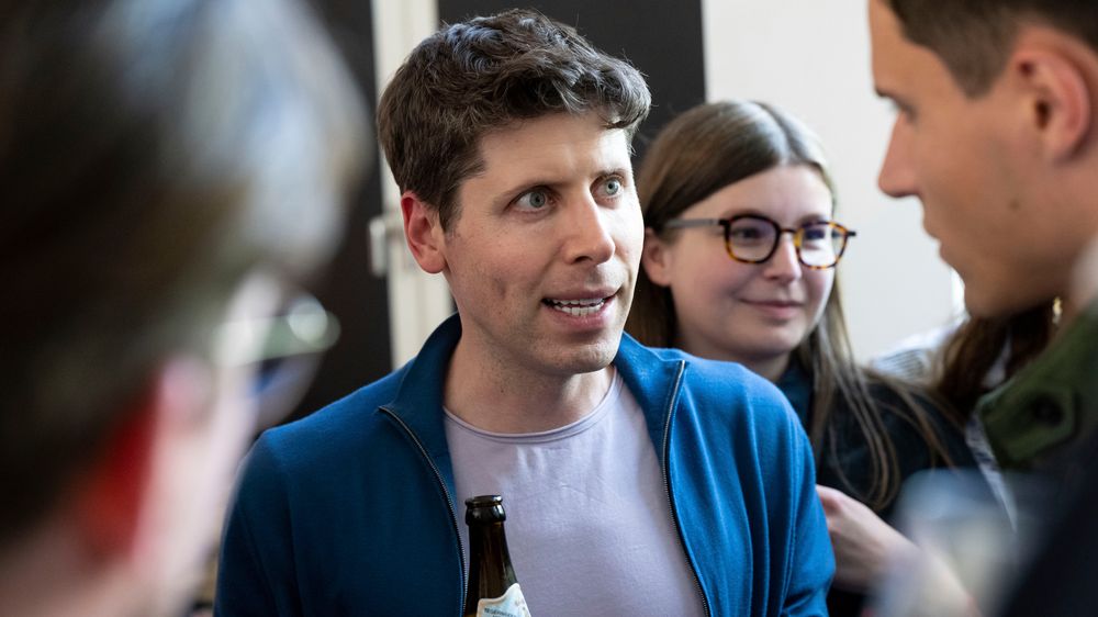 Sam Altman kan komme tilbake til ledelsen i OpenAI kort tid etter han fikk sparken, skriver flere medier. 