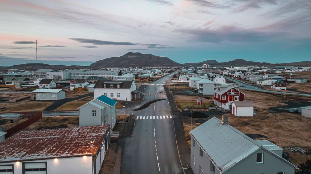 Dronebilde av Grindavik på Island i forrige uke. Innbyggerne i fiskerbyen med en befolkning på omtrent 3600 personer har blitt evakuert, og det kan ta flere måneder før de kan flytte tilbake, ifølge islandske medier.