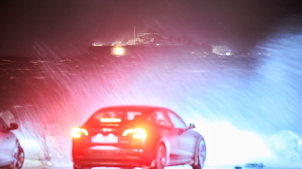 Veistrekninger over hele landet, men spesielt i Finnmark, er stengt etter at det meldte uværet har kommet. Det kan bli kolonnekjøring på kort varsel over både Hardangervidda og Vikafjellet