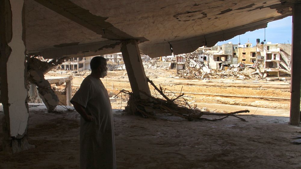 Abdul Salam Anwisi foran ødelagte bygninger i Derna i Libya, der mange tusen mennesker omkom i flomkatastrofen i september. En gammel demning brast da området ble rammet av rekordnedbør.