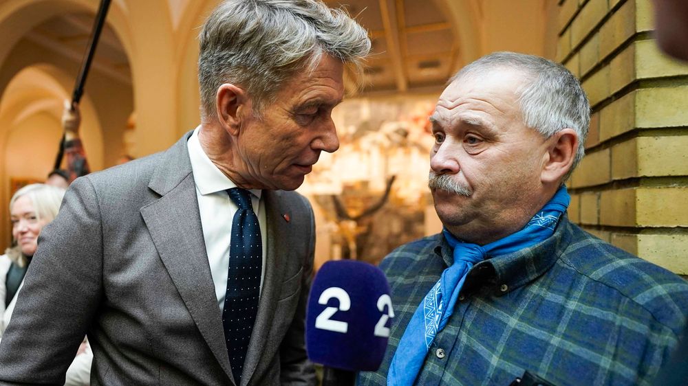 Olje- og energiminister Terje Aasland (t.v.) da han møtte lederen av Fosen reinbeitedistrikt Terje Haugen i Stortingets vandrehall i oktober under demonstrasjoner.