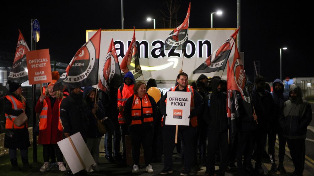 Amazon-ansatte streiker for høyere lønn og bedre arbeidsforhold. Her fra dagens streik i britiske Coventry.