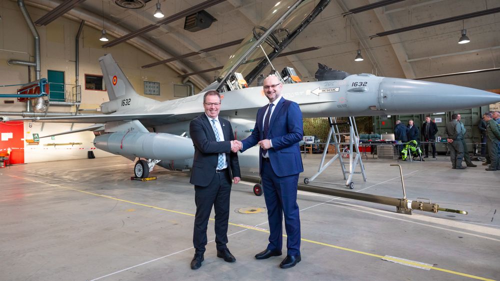 Forsvarsminister Bjørn Arild Gram og Romanias ambassadør til Norge Cristian Bădescu på Rygge flystasjon i forbindelse med overføringa av de tre første av 32 bestilte F-16.