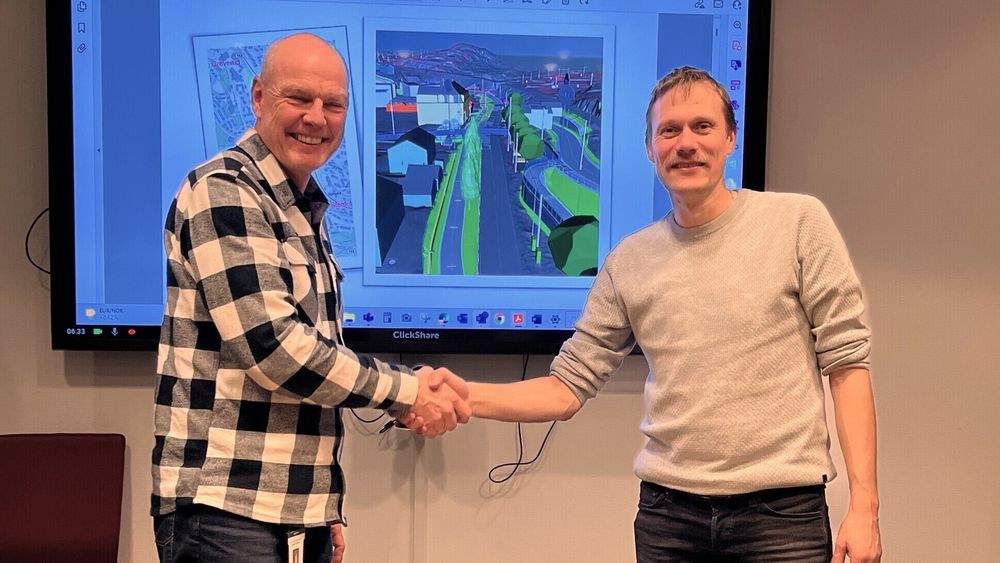 Prosjektleder Anders Mjell i Viken fylkeskommune og daglig leder Magnar Kristiansen i entreprenørfirmaet Grimsrud AS signerte kontrakt. 