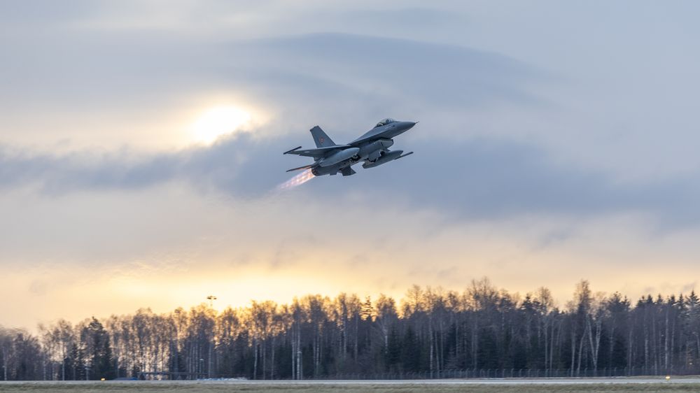 De første F-16 som Norge har solgt tok av fra Rygge flystasjon onsdag formiddag og satte kursen mot Romania.