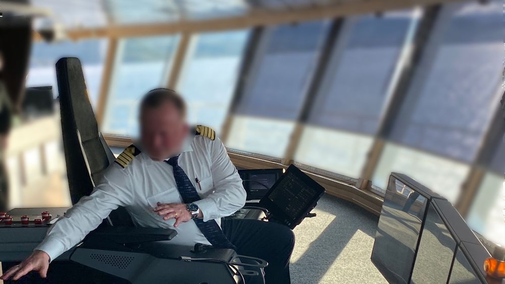 Dette bildet er tatt av en kaptein på en skipsbro, men anonymisert, for å vise hvordan man må strekke seg hit og dit for å kunne lese av instrumentene. 