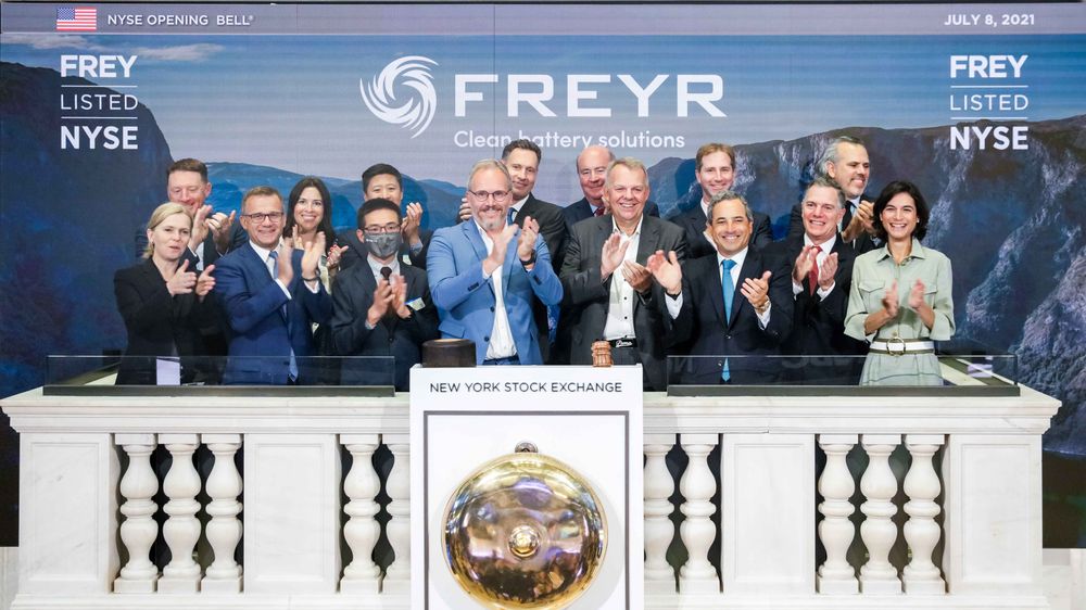 Det var høy stemning da Freyr gikk på børs på New York børsen 8. juli i 2021. Tom Einar Jensen i lys blå jakke i midten.