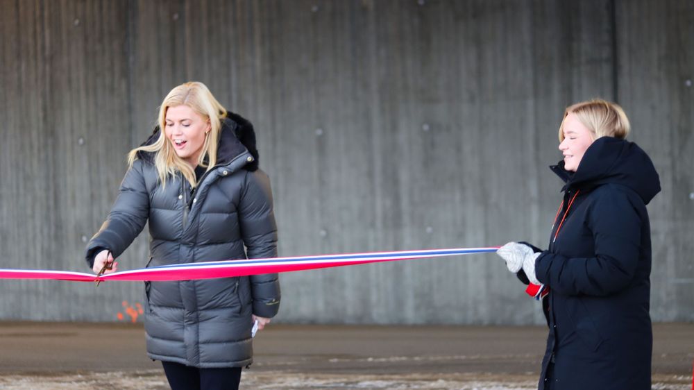 Fylkesordfører Kristina Torbergsen (Ap) klippet snora og markerte åpningen av skredoverbygget.