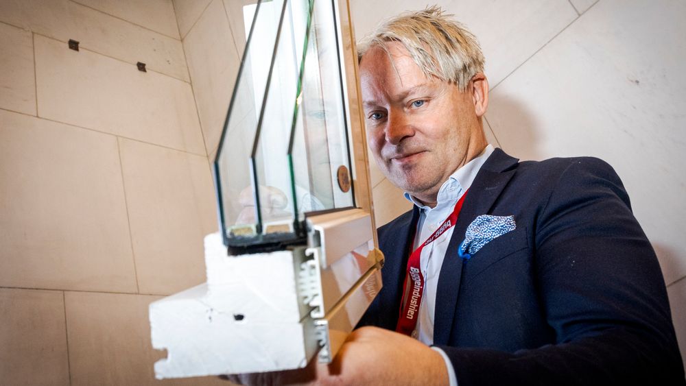 Olav Sylte med en demomodell av trelagsglasset som kan monteres i gamle, smale vinduskarmer med et klikksystem. Aluminiumsbekledning på karmen kamuflerer utstikket.