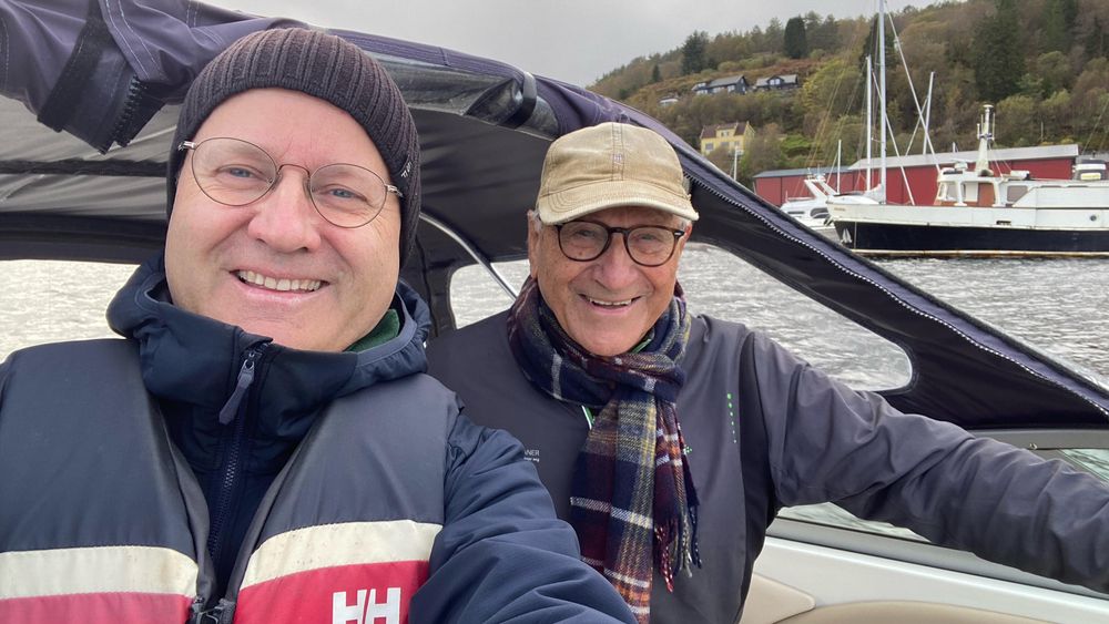 Kronikkforfatter og kommunikasjonsrådgiver Trond Albert Skjelbred og faren Arne Skjelbred på båttur – denne gangen uten den ulende alarmen han skriver om. 