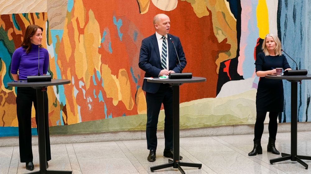 Fra venstre: Arbeids- og sosialminister Tonje Brenna, finansminister Trygve Slagsvold Vedum og SV-leder Kjersti Bergstø presenterer budsjettenighet i Vandrehallen på Stortinget.