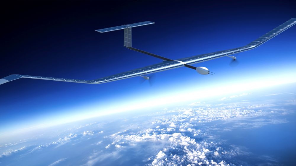 Airbus vil spre internett med droner. Illustrasjonsbildet viser en Zephyr-drone i aksjon høyt over jordens overflate.