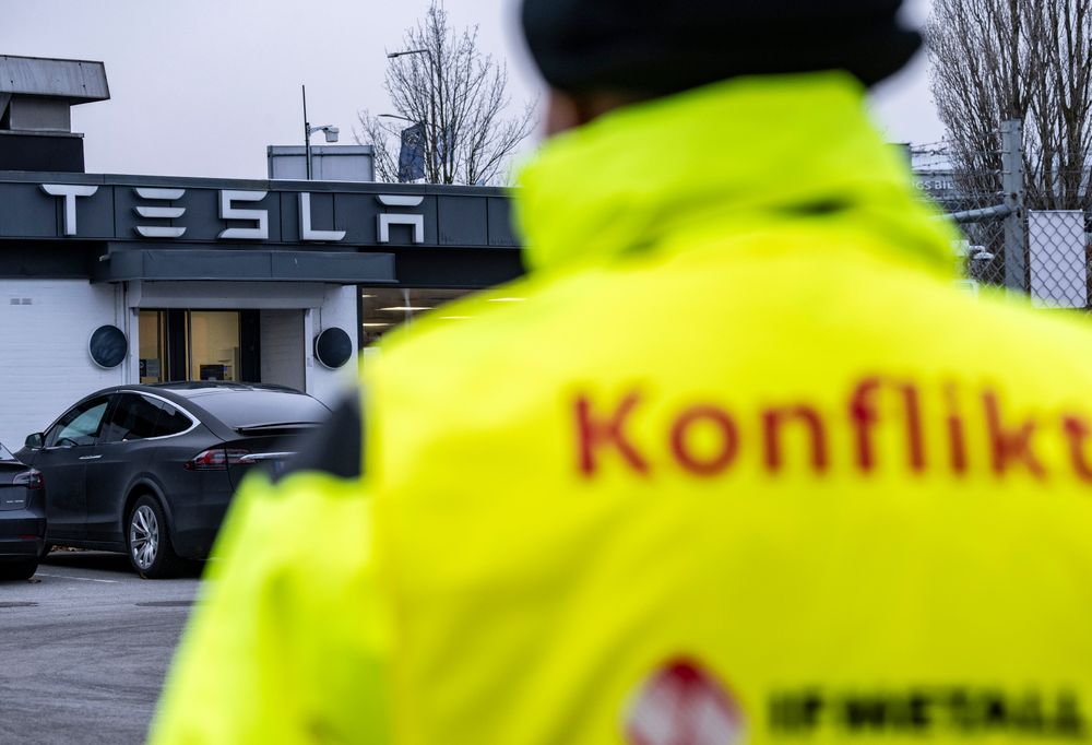 En streikevakt fra IF Metall utenfor Teslas lokaler i Malmø.