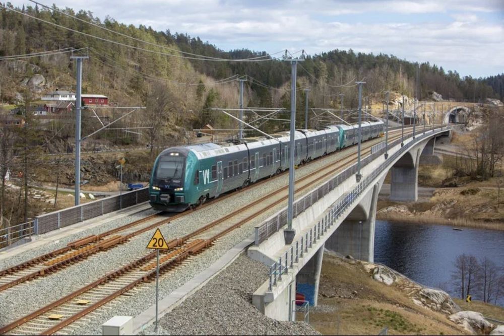 Vestfoldbanen er stengt etter at et tog har kjørt inn i en lastebil torsdag morgen. 