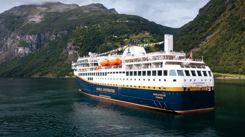 Her er Kystrutens Pollux i Geirangerfjorden. Direktør Bent Martini mener Kystruten kan være en brekkstang for teknologiutvikling som trengs for å lykkes med en mer bærekraftig maritim sektor.