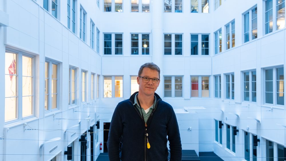 Erik Bolstad i Store Norske Leksikon advarer mot Facebooks praksis og mener det er et demokratisk problem.