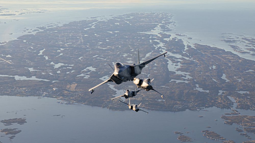 Fire F-35A over trøndelagskysten i midten av november 2023. Norge har så langt mottatt 40 slike kampfly, seks av dem befinner seg i USA og brukes til trening.