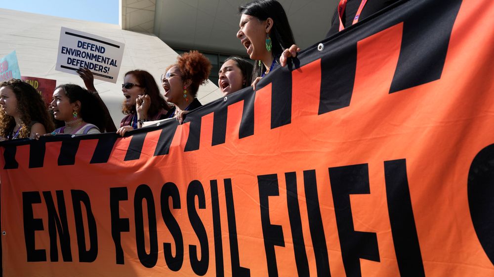 Demonstranter krever en slutt på produksjon og bruk av fossil energi på klimatoppmøtet i Dubai.