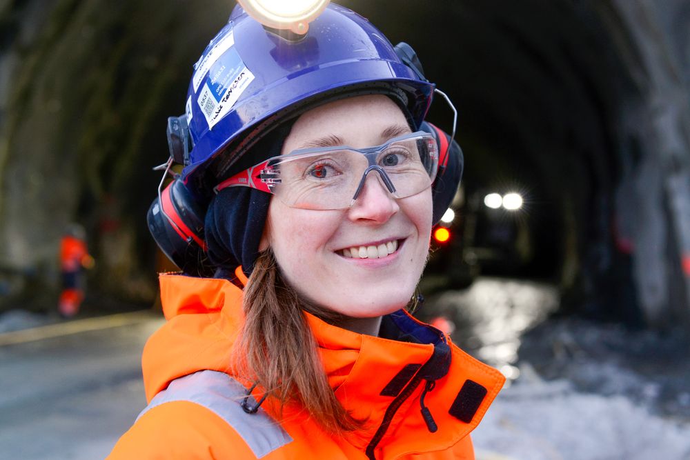 - Vi har funnet godt fjell, akkurat slik vi forutså, og har hatt en fin start på vår side av tunnelen, sier geolog hos Skanska, Julie Tønnesen. 