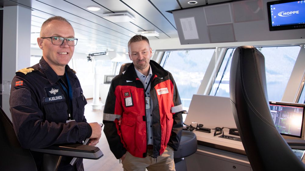 Skipssjef Kjell Ivar Kjelsnes og verftssjef Ronny O. Langset på brua til KV Bjørnøya som har toppfart på 22 knop, velutstyrt trimrom og bysse som kan betjene et lite cruiseskip.