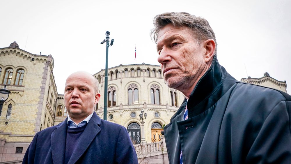 Finansminister Trygve Slagsvold Vedum (til venstre) og olje- og energiminister Terje Lien Aasland har ulik oppfatning av om strømkablene mellom Norge og Danmark børr fornyes når de blir utdatert om et par år.