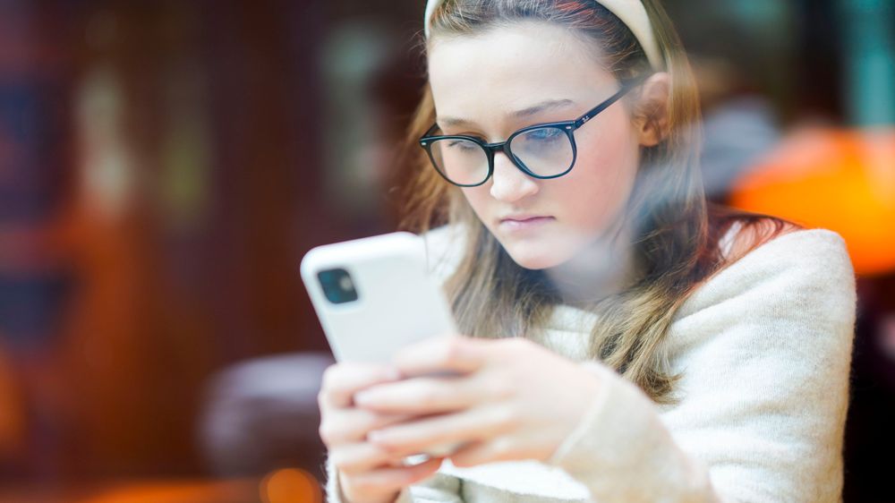 Elever i den svenske grunnskolen må snart legge fra seg mobilen i skoletida.