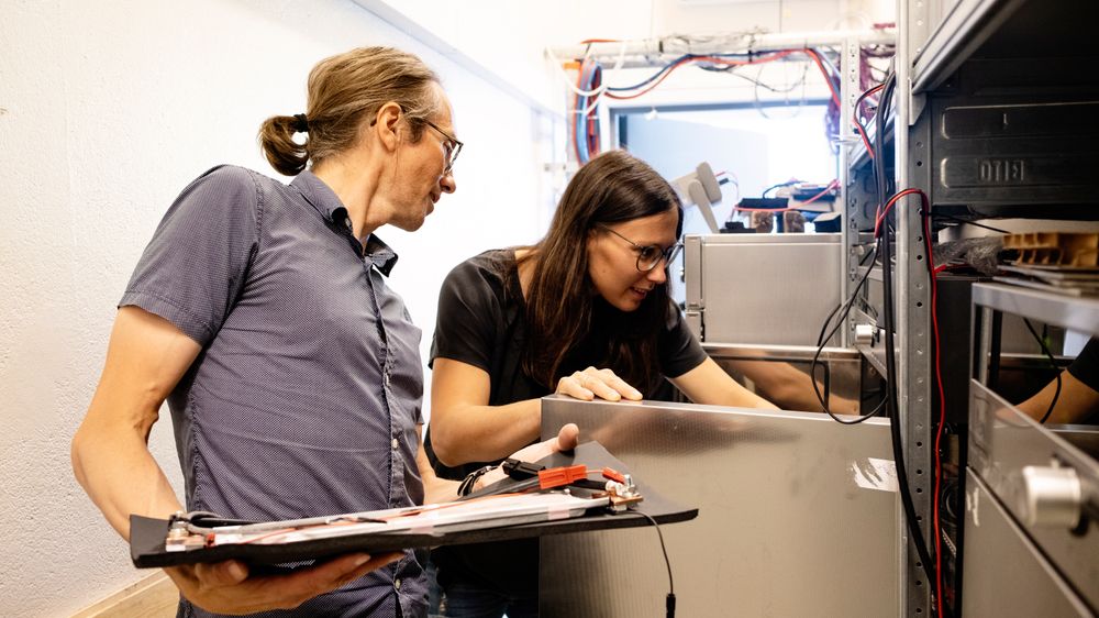 Forskerne Preben J.S. Vie og Julia Wind i laboratoriet hvor de undersøker hvorfor litium-ion-batterier brenner mer enn andre batterier.