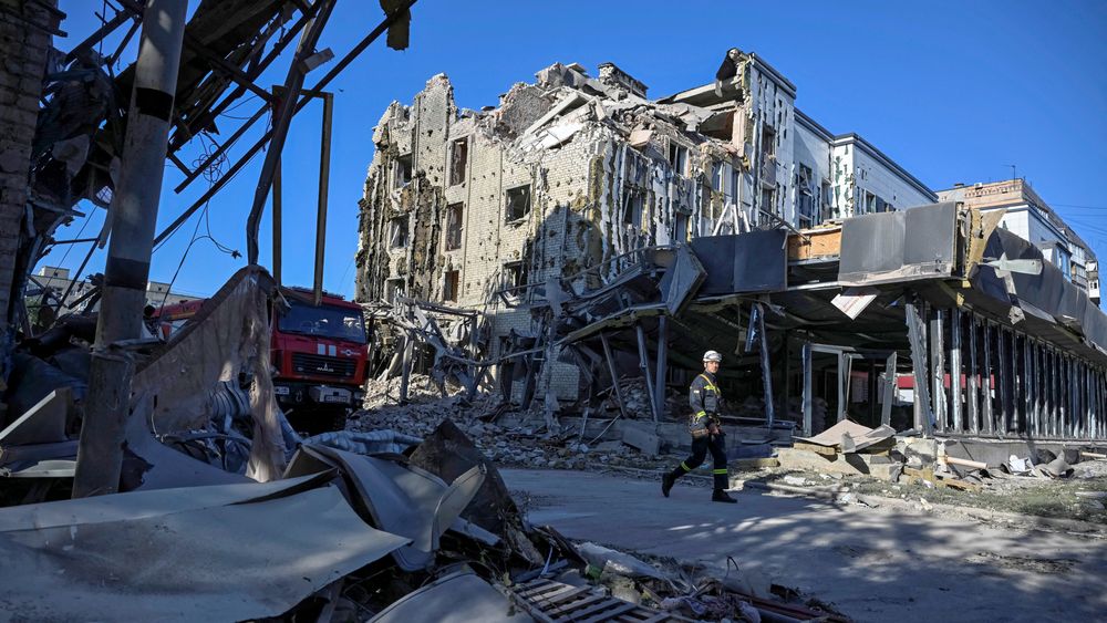 Redningsarbeidere med en ødelagt bygning etter russisk missilangrep mot Pokrovsk i Donetsk i august 2023.