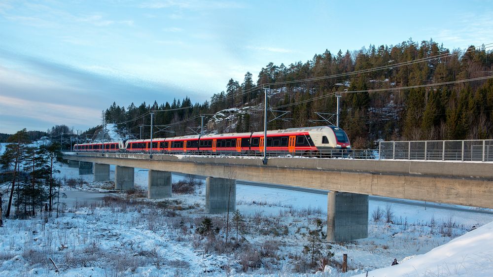 Vestfoldbanen mellom Larvik og Porsgrunn ble stengt mandag forrige uke fordi signalanlegget manglet godkjenning. Torsdag ble den åpnet igjen med midlertidig godkjenning.