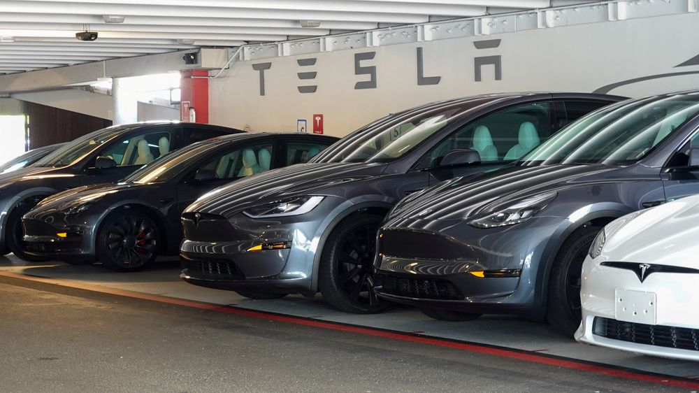 Mange Teslaer må oppdateres på grunn av et problem med et overvåkingssystem for selvkjøring.