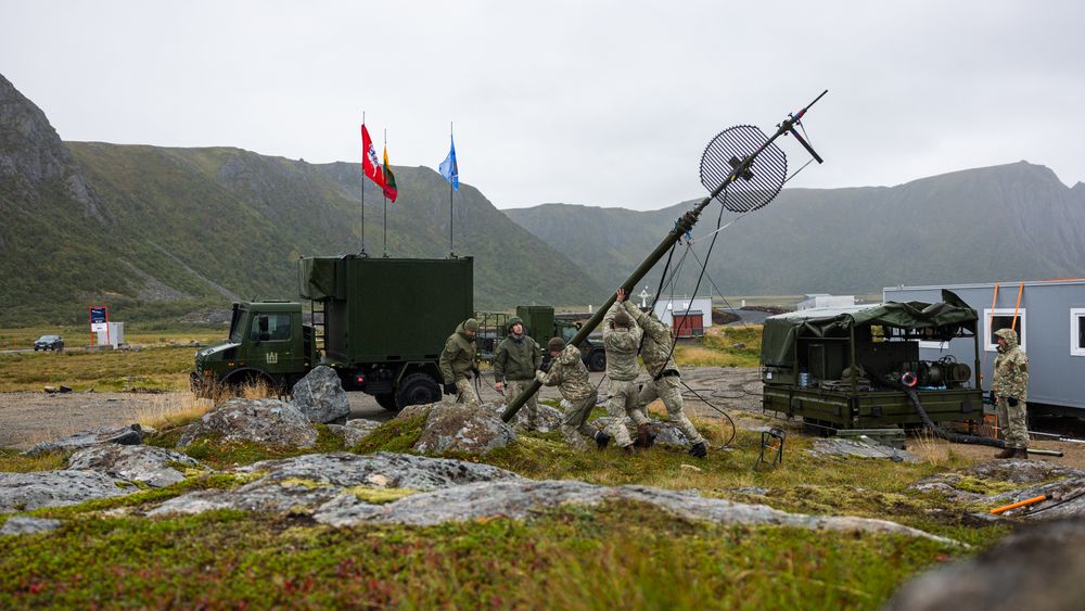 Soldater fra det litauiske luftforsvaret gjør alt utstyret klart før deres aller første skarpskyting med Nasams på Andøya 12. september 2023.