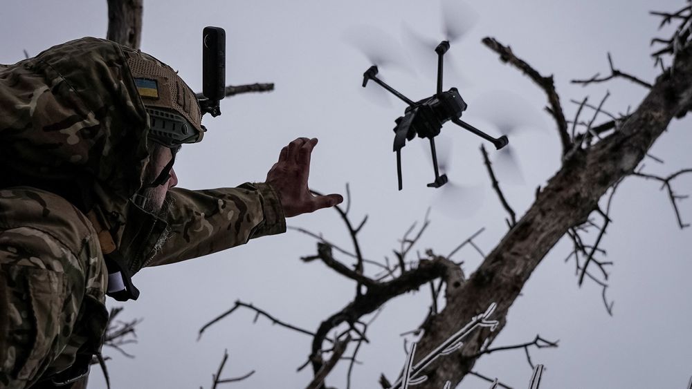En ukrainer sender av gårde en drone utenfor Bakhmut i Donetsk-regionen 12. desember i år.