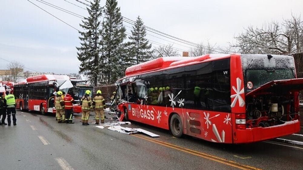 En bussfører omkom og en bussfører ble kritisk skadd som følge av en frontkollisjon mellom disse to bussene i desember 2022.