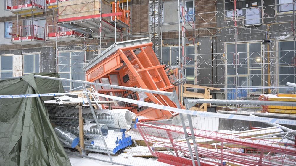 En anleggsheis i Ursvik i Sundbyberg utenfor Stockholm raste 20 meter, og fem bygningsarbeidere omkom.