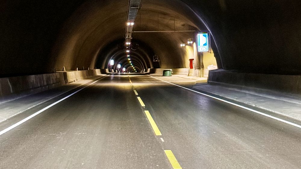 Slik ser det ut inne i Kvænangsfjelltunnelen drøye to år etter at åpningssalven gikk.   
