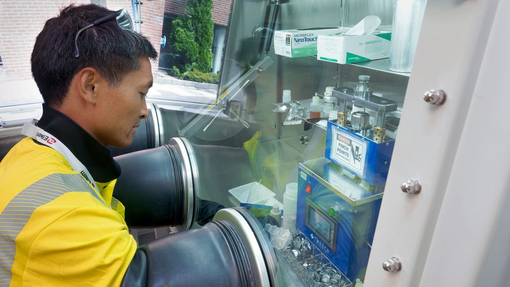 Her legger R&D Engineer Quang Thanh Nguyen inn anoden i et batteri i Vianodes laboratorium i Kristiansand. Nå gir Forskningsrådet selskapet penger til å gå videre med grafitten de produserer. 