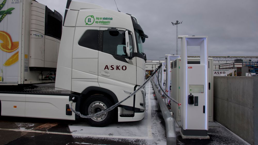 En elektrisk lastebil lader på Askos anlegg. Nå skal det bygges slike ladestasjoner som er tilgjengelige for alle kjøretøy over 3,5 tonn.