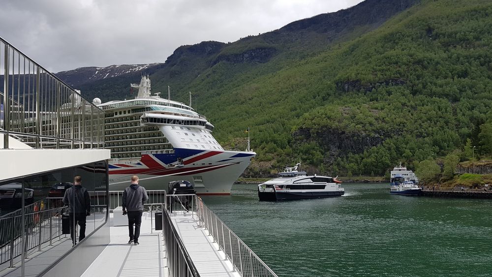 Flåm vil fortsatt få besøk av store cruiseskip, så lenge de har en tank fylt med biodiesel om bord, uten nødvendigvis å benytte det. I forgrunnen: Future of the Fjords, som tar 400 passasjerer og kan seile fire time i 16 knop uten utslipp. 