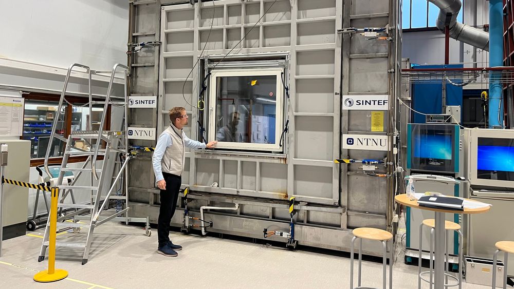 Forskningsleder Lars Gullbrekken viser hvordan vindusprøving foregår i testkammeret hos SINTEF og NTNU i Trondheim.