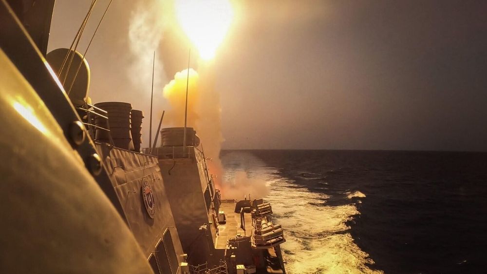 Den amerikanske destroyeren USS Carney (DDG-64) skyter ned både houthi-missiler og droner i Rødehavet. USA ber flere land bidra til sikkerheten for sivil skipsfart i området. Houthiene støtter palestinerne i konflikten på Gaza-stripen.