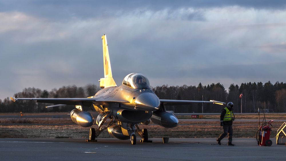 Norske F-16 skal både til Romania og Ukraina. Her fra en markering av første levering av F-16 jagerfly til Romania på Rygge flystasjon.