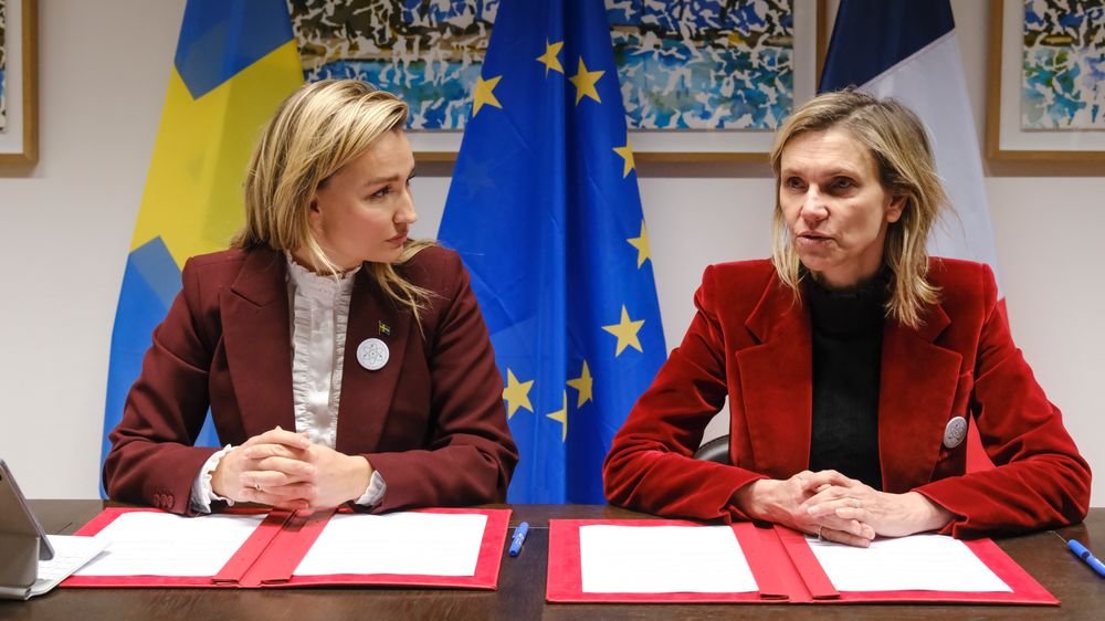 Sveriges energiminister og industriminister Ebba Busch og den franske minister for energi, Agnès Pannier-Runacher signerte samarbeidsavtalen i Brussel.
