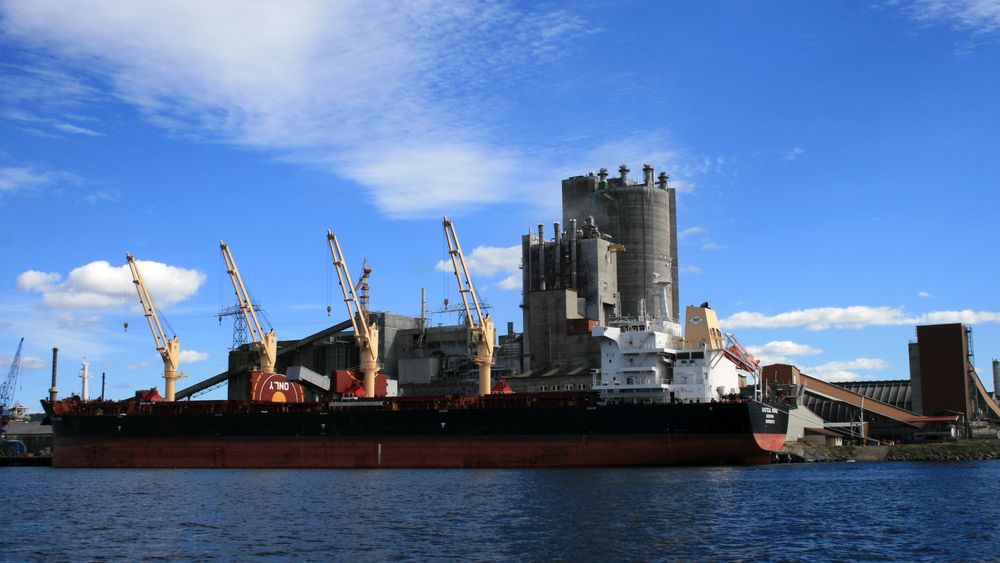 Bulkskip laster fullgjødsel på Herøya. Destinasjonen ligger utenfor EU. Skipseiere må derfor betale halv kvoteavgift. 
