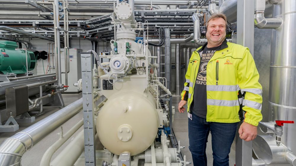 Varmepumpa dekker hele fabrikkens behov for oppvarming og varmtvann, forteller Terje Magnussen, kjøleteknisk leder i Diplom-Is.