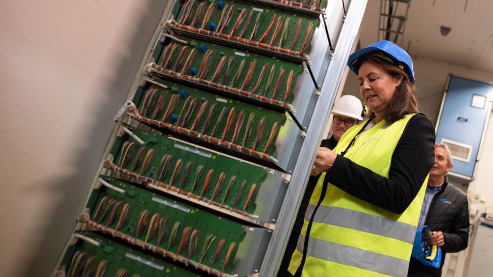 Telenor Norges toppsjef, Birgitte Engebretsen, mener reguleringen som pålegger dem å holde kobbernettet åpent til høsten 2025, bør oppheves så fort som mulig. her er hun på besøk i en av Telenors kobbersentraler i Lørenskog.