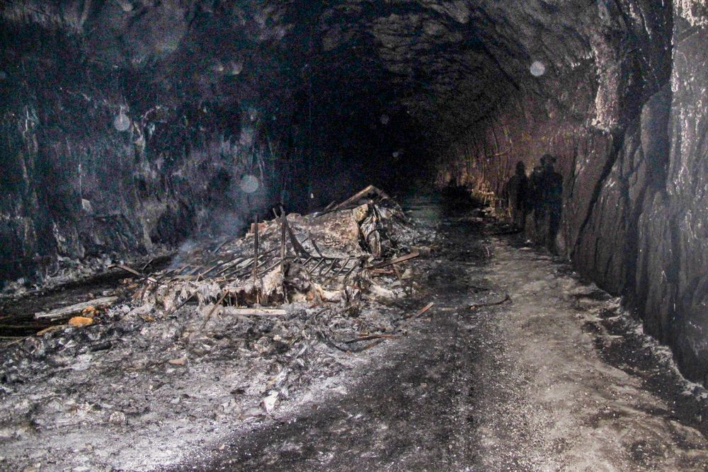 At det har vært få dødsfall i forbindelse med tunnelbranner i Norge, mener TØI-forsker Alena Katharina Høye kan være flaks. Da et vogntog lastet med 27 tonn brunost tok fyr i Brattlitunnelen i Nordland i 2013 og brant i fire døgn (bildet), kom ingen alvorlig til skade. 
