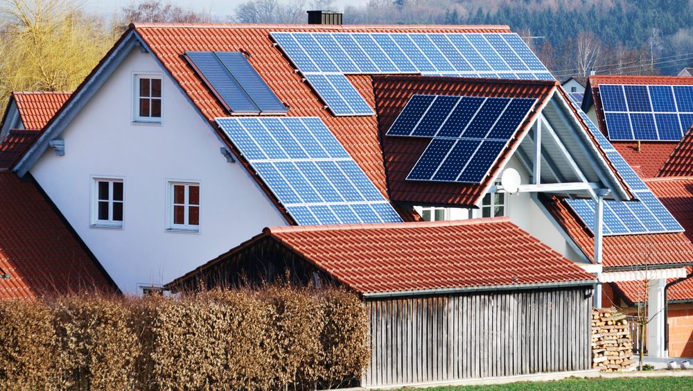 Redusert støtte til solcelleanlegg og lavere strømpris er blant årsakene til at interessen for å installere solceller faller.