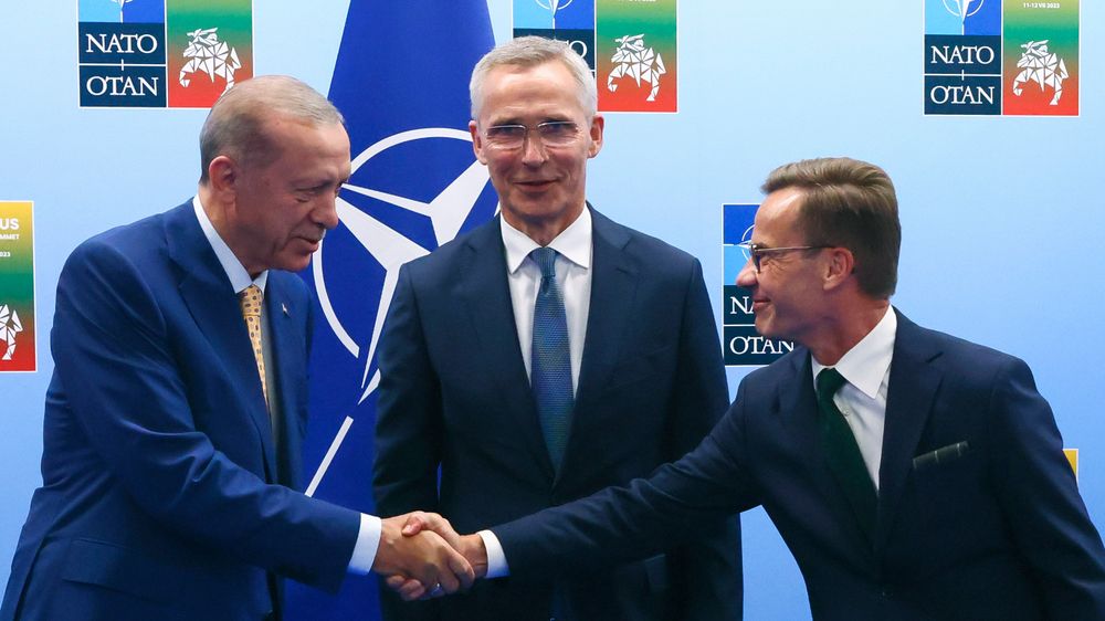 Tyrkias president Recep Tayyip Erdogan, til venstre, trykker hånden til Sveriges statsminister Ulf Kristersson (til høyre) under Nato-toppmøtet i Vilnius i Litauen i juli. Natos generalsekretær Jens Stoltenberg i bakgrunnen.