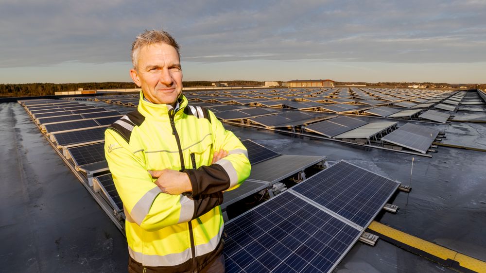 Askos sentrallager i Vestby er Norges største solcelleanlegg på tak, og det har blitt utvidet jevnlig siden 2014. I 2023 var økningen på 600 KW. – Vi har endret synet vårt litt gjennom årenes løp, sier Lars Erik Olsen, som er sjef for Asko bygg Vestby.